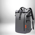 Image d'un sac à dos homme travail imperméable gris, moderne avec des sangles et des fermetures robustes. — vue 7
