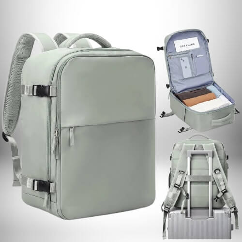 Image d'un sac cabine easyjet 45x36x20, avec un grand compartiment principal, des sangles de compression et une poignée supérieure. Il y a trois présentations différentes du sac à dos : le sac à dos lui-même, un compartiment ouvert qui montre les affaires à l'intérieur, et le sac à dos attaché à une valise à roulettes.