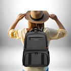 Une personne portant son chapeau avec le dos à la caméra, elle porte un sac à dos réfrigérant gris.
 — vue 3