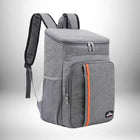 Image d'un sac à dos isotherme travail gris anthracite avec des fermetures éclair, une bande orange et des bretelles noires.
 — vue 1