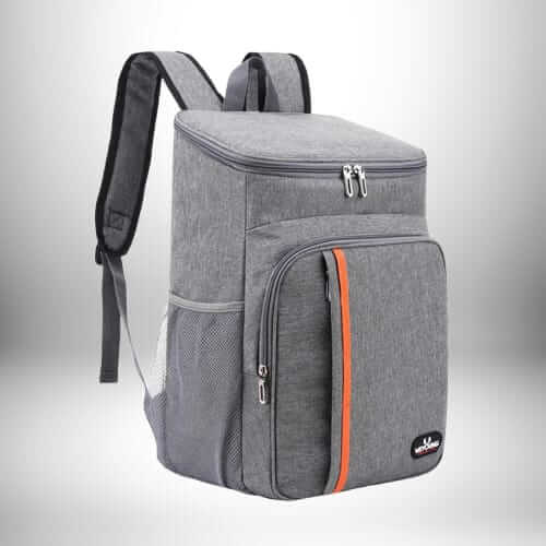 Image d'un sac à dos isotherme travail gris anthracite avec des fermetures éclair, une bande orange et des bretelles noires.
