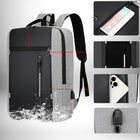 Un sac à dos homme chic gris et noir, avec des détails sur les poches et une prise USB.
 — vue 3