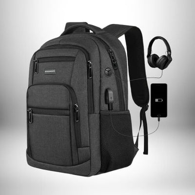 Sac à dos noir avec plusieurs poches et fermetures éclair. Il est équipé d'une prise USB pour une recharge facile et une poche pour une bouteille d'eau en filet. Un smartphone et un casque audio sont liés au sac à dos. Le sac à dos cabine 55x35x25​.