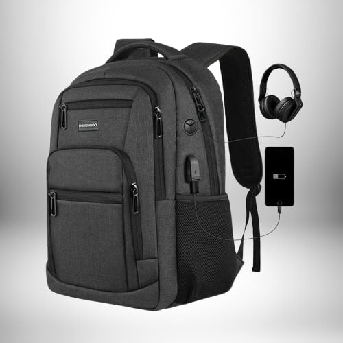 Sac à dos noir avec plusieurs poches et fermetures éclair. Il est équipé d'une prise USB pour une recharge facile et une poche pour une bouteille d'eau en filet. Un smartphone et un casque audio sont liés au sac à dos. Le sac à dos cabine 55x35x25​.