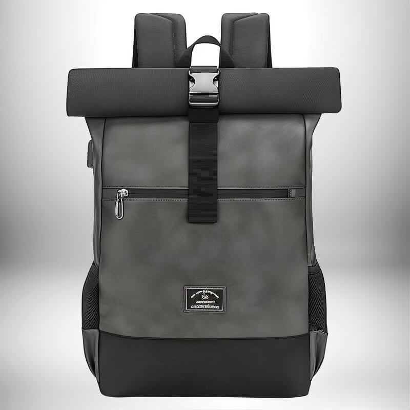 Un sac à dos de couleur gris foncé avec des sangles noires, un fermoir argenté et des bretelles rembourrées.