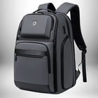 Voici une image d'un sac à dos professionnel homme de couleur grise avec bretelles noires. Le sac à dos a plusieurs compartiments et une poche avant zippée avec un logo en forme d'écusson.
 — vue 7