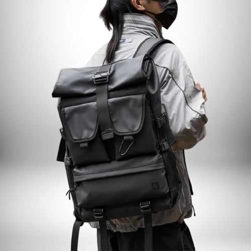 Une personne portant un sac a dos utilitaire​ noir.