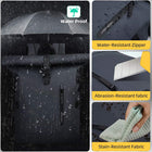 Un sac à dos homme imperméable noir est mis en avant sur un fond sombre, avec une pluie simulée et un parapluie en arrière-plan. Le sac est présenté avec des détails soulignant ses caractéristiques : une fermeture éclair résistante à l'eau, un tissu résistant à l'abrasion et une capacité anti-taches. Les légendes incluent "Water Proof", "Water-Resistant Zipper", "Abrasion-Resistant fabric" et "Stain-Resistant Fabric".
 — vue 6