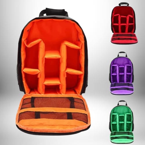 Ce sac à dos photo reflex est noir avec un intérieur orange. Trois autres versions du sac, rouges, violettes et vertes, sont également présentées.