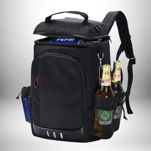 Un sac dos isotherme noir avec une canette de Pepsi à l'intérieur et des bières dans les poches latérales.
