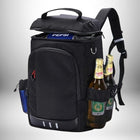 Sac dos isotherme noir ouvert avec une canette de Pepsi à l'intérieur, deux bouteilles de bière dans des poches latérales, et un manche sur le dessus.
 — vue 6