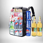 Un produit promotionnel de sac dos isotherme, exposé avec des bouteilles de bière et des canettes de Pepsi. L'intérieur du sac est également affiché, avec des fruits, plus de canettes et une bouteille de Heineken.
 — vue 3