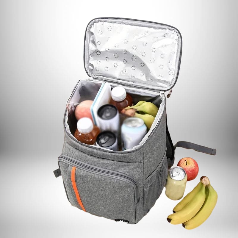 Un sac a dos lunch gris ouvert, rempli de nourriture et de boissons. Des bananes, une pomme, des bouteilles de jus et des canettes sont à l'extérieur du sac. Le sac a dos lunch est sur un fond blanc.