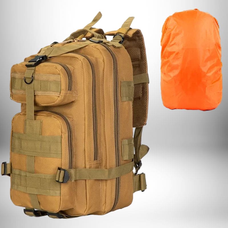 Image d'un sac à dos tactique de couleur sable, avec de multiples poches, sangles et attaches. Un sac de pluie orange est présenté à côté. On dirait un sac infirmier.