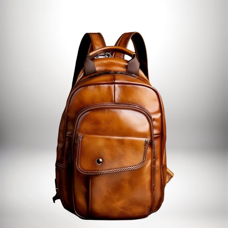 Un mini sac à dos homme cuir marron foncé.