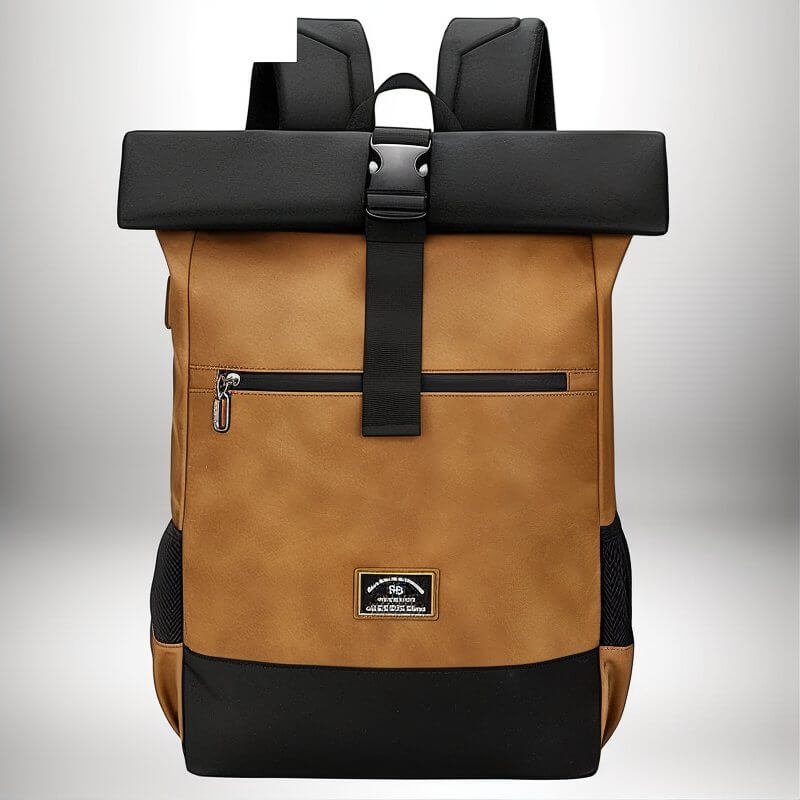 Un sac à dos marron et noir avec une fermeture à boucle, une poche zippée et une étiquette. Le sac possède des sangles noires et un design enroulable. Le mot-clé est sac à dos.