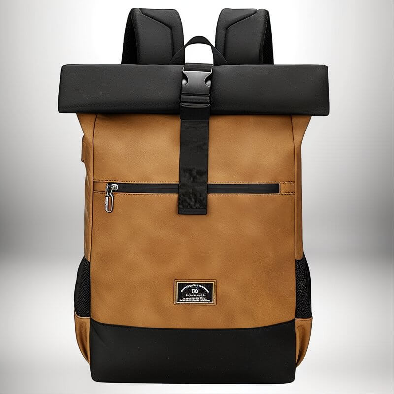 Un sac à dos en cuir marron et noir avec une fermeture à boucle noire. Il y a une étiquette sur le devant du sac à dos avec des caractères blancs.