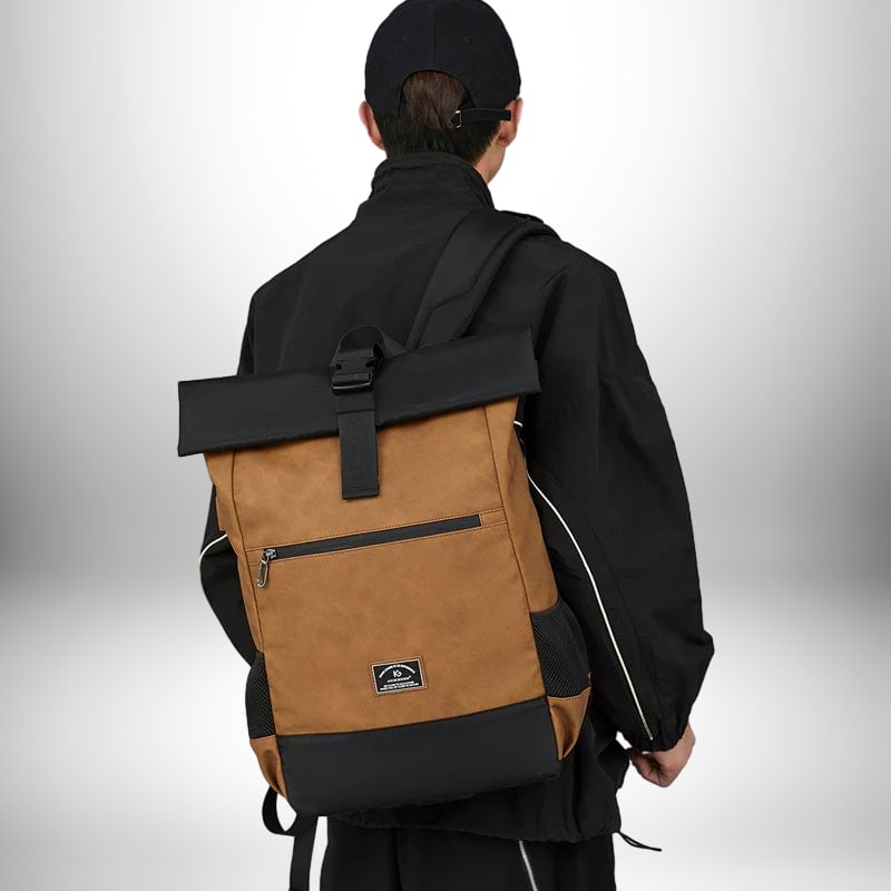 Un homme vu de dos porte un sac à dos marron et noir.