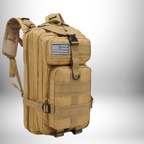 Image d'un sac a dos camping de couleur beige avec un drapeau américain sur le devant.
