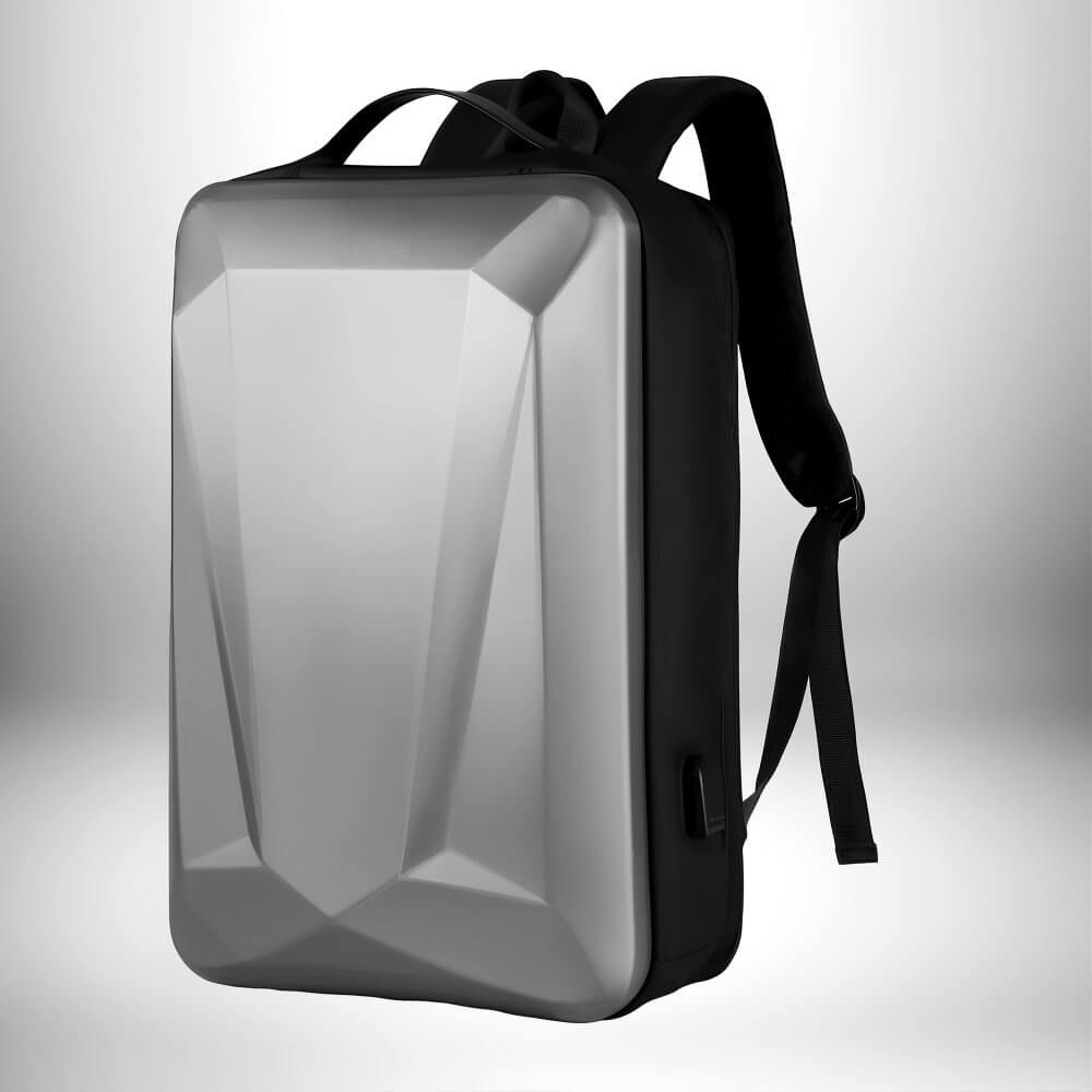 Un sac a dos metal avec une coque rigide grise et des bretelles noires.