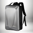 Un sac a dos metal avec une coque rigide grise et des bretelles noires. — vue 1