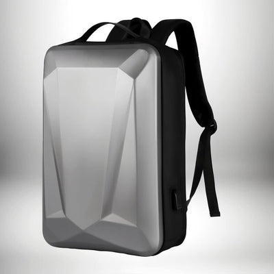Un sac a dos metal avec une coque rigide grise et des bretelles noires.
