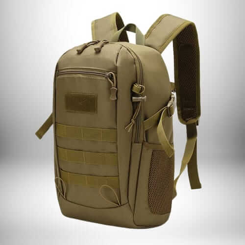 Un sac rando 20l de couleur marron clair avec de nombreuses poches et sangles.