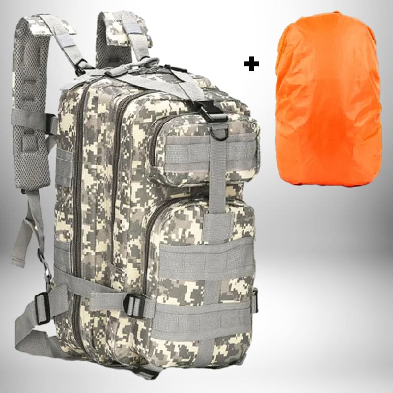 Un sac à dos de style militaire numérique avec une housse de pluie orange, potentiellement utilisé comme sac infirmier.