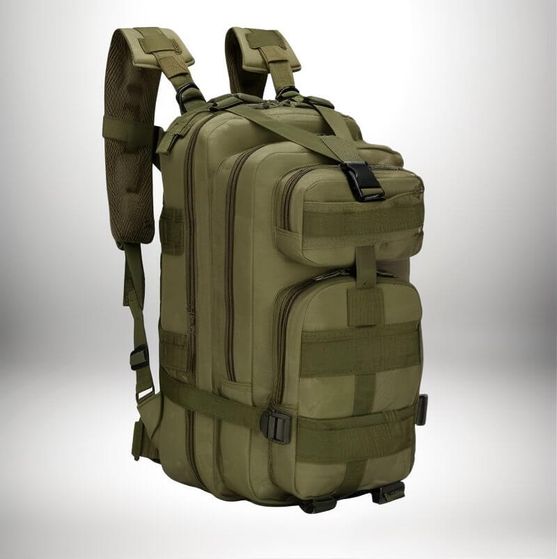 Un sac à dos vert olive de style tactique, potentiellement un sac infirmier, avec de nombreuses poches, sangles et fermetures éclair, destiné à transporter de l'équipement.