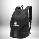 Un sac à dos noir avec le logo CFMOTO dans un style sportif. Sur le bas gauche, il y a trois lignes argentées verticales. Le sac à dos est présenté sur un fond clair. Le mot clé est ""sac à dos"".
 — vue 4