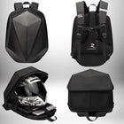Plusieurs vues d'un sac à dos coque rigide moto noir, comprenant une vue en face, une vue arrière avec une sangle de poitrine et des bretelles, une vue montrant le sac ouvert avec un casque de moto et une vue du bas. — vue 1
