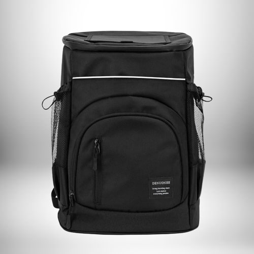 Un sac a dos repas noir, de forme rectangulaire, avec une poche avant et deux poches latérales en filet.