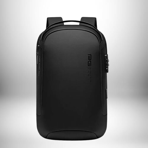 Un sac à dos urbain noir pour homme avec plusieurs fermetures éclair, un cadenas et des bretelles rembourrées.
