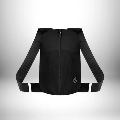 Un sac à dos noir avec une fermeture éclair qui semble être un sac à dos running.
