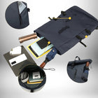 Un produit en studio montre un sac à dos homme imperméable contenant des objets. Des inserts et des détails spécifiques soulignent les différentes caractéristiques et compartiments du produit. — vue 7