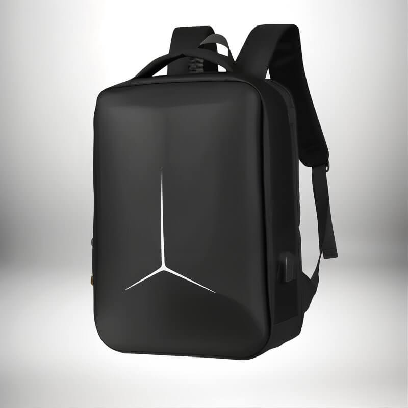 Un sac à dos coque rigide noir avec un logo blanc en forme de triangle sur le devant, avec des bretelles et une poignée.
