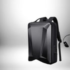 Image d'un sac a dos jeu video​ noir avec un design angulaire et des bretelles noires, ainsi qu'un casque noir. Le sac a dos est sur un fond gris dégradé. — vue 2