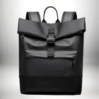 Image d'un sac a dos business noir avec une fermeture à boucle et une poche avant zippée. — vue 1