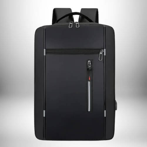 Sac à dos homme chic noir, de forme rectangulaire, avec des fermetures éclair en métal argenté.
