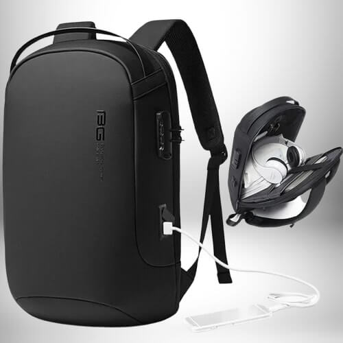 Un sac à dos urbain homme noir avec un compartiment ouvert contenant un casque, un chargeur et un téléphone.
