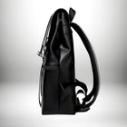 Vue latérale d'un sac a dos anglais large pack​ noir en cuir synthétique avec deux bretelles. Il est positionné sur un fond clair. — vue 5