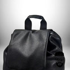 Gros plan sur un sac a dos metal noir en cuir avec une poignée supérieure courte — vue 5
