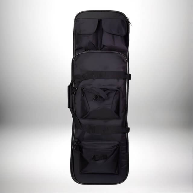 L'image montre un sac a dos chasse porte fusil noir, avec plusieurs poches et fermetures éclair.