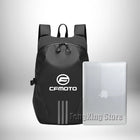 Un sac à dos noir CFMOTO est présenté à côté d'un ordinateur portable argenté. — vue 6