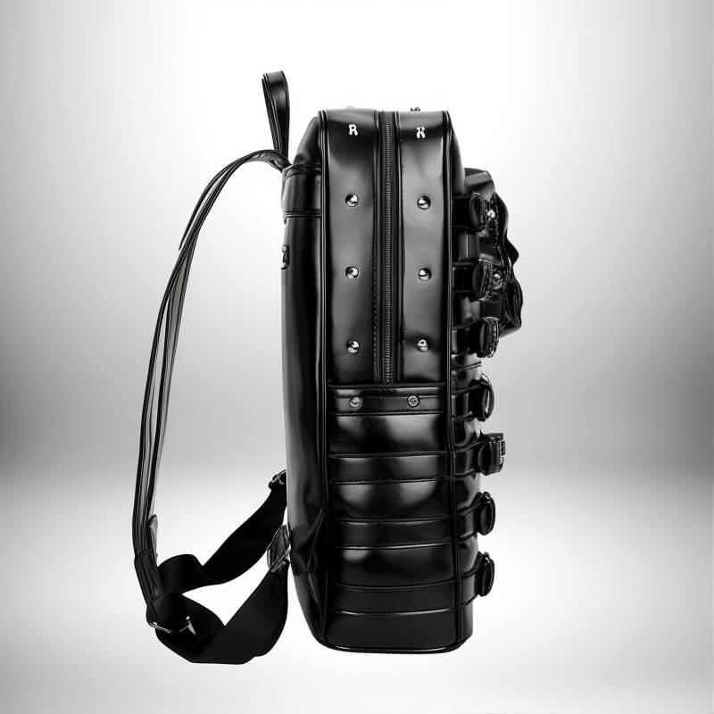 Un sac a dos gothique noir avec des boucles et des rivets.