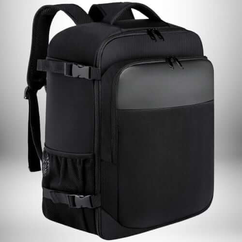 Un sac à dos noir avec des poches latérales et des bretelles