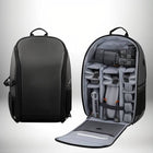 Un sac à dos drone noir ouvert, révélant un compartiment rembourré conçu pour le drone et ses accessoires, tels que des batteries et une télécommande. — vue 2