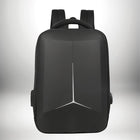 Un sac à dos coque rigide​ noir, avec un motif blanc en forme de flèche sur le devant. — vue 7