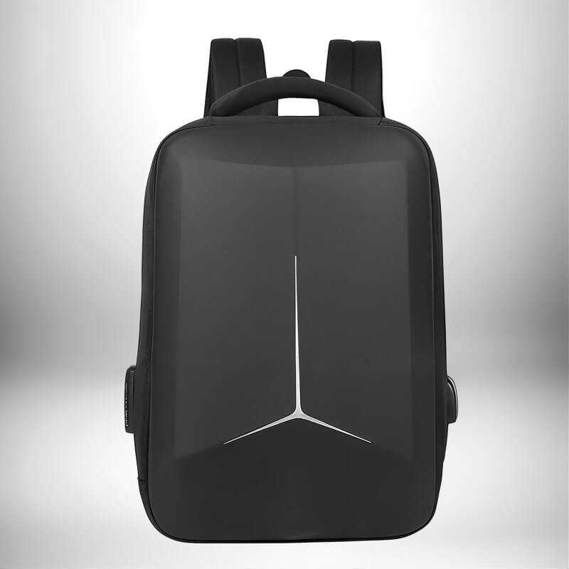 Un sac à dos coque rigide​ noir, avec un motif blanc en forme de flèche sur le devant.