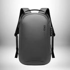 Un sac à dos urbain homme gris foncé avec des bretelles noires. Le sac a une forme arrondie et contient une serrure à combinaison et un logo sur le côté.
 — vue 5